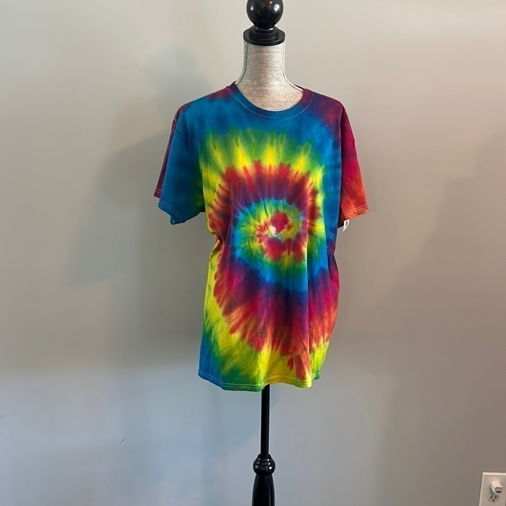 Color tone tie dyed rainbow 🌈 colors. Size large. 100 % cotton very soft.